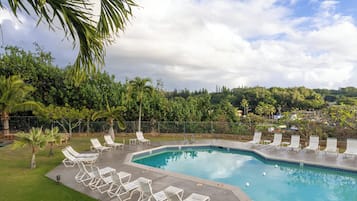Piscine extérieure, chaises longues