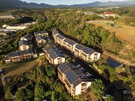 Zona residencial con varios edificios que tienen paneles solares en los techos.