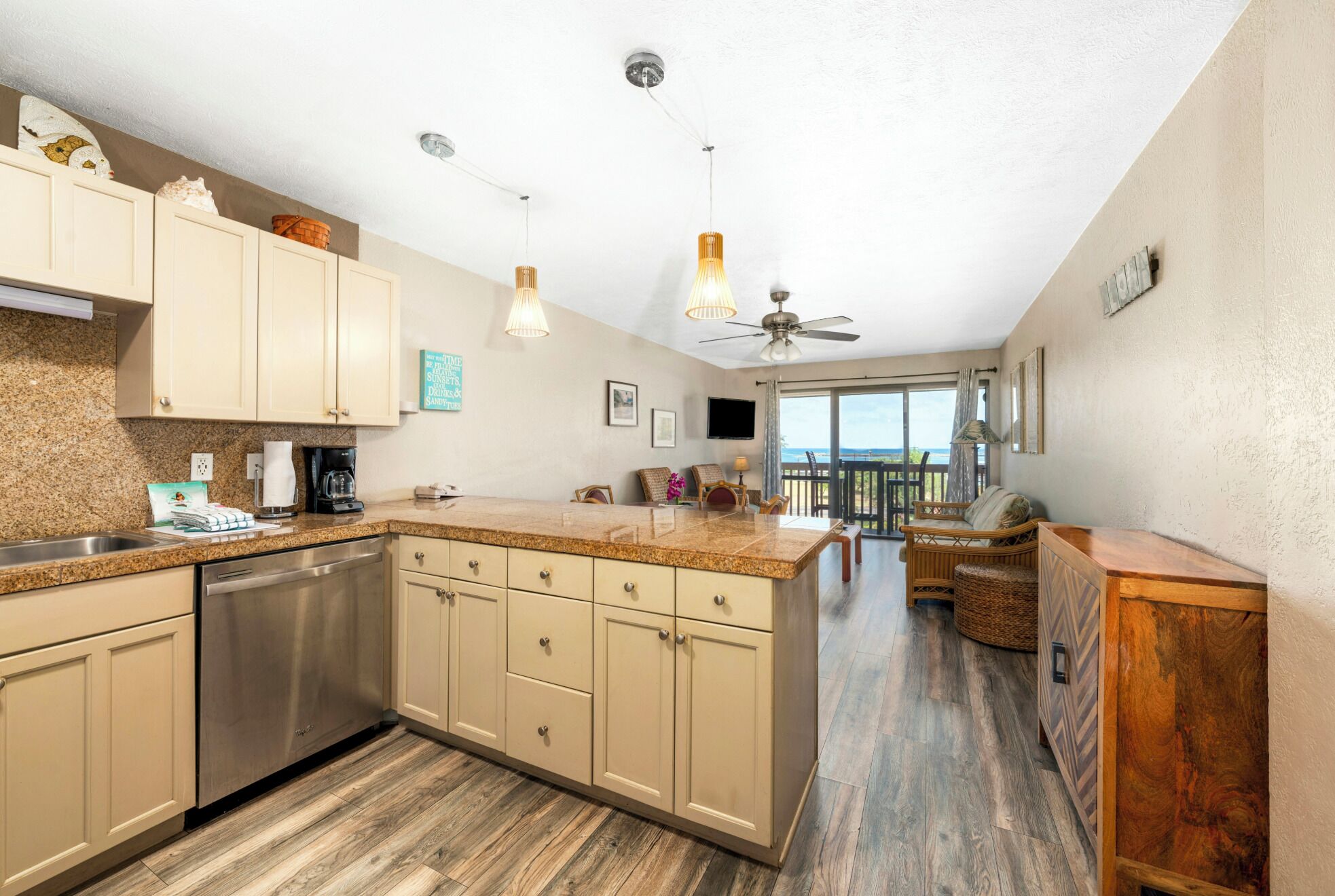 Condo, 2 quartos, cozinha | Cozinha privada | Geladeira grande, micro-ondas, fogão, cooktop