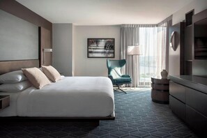 Ropa de cama de alta calidad y caja de seguridad en la habitación 