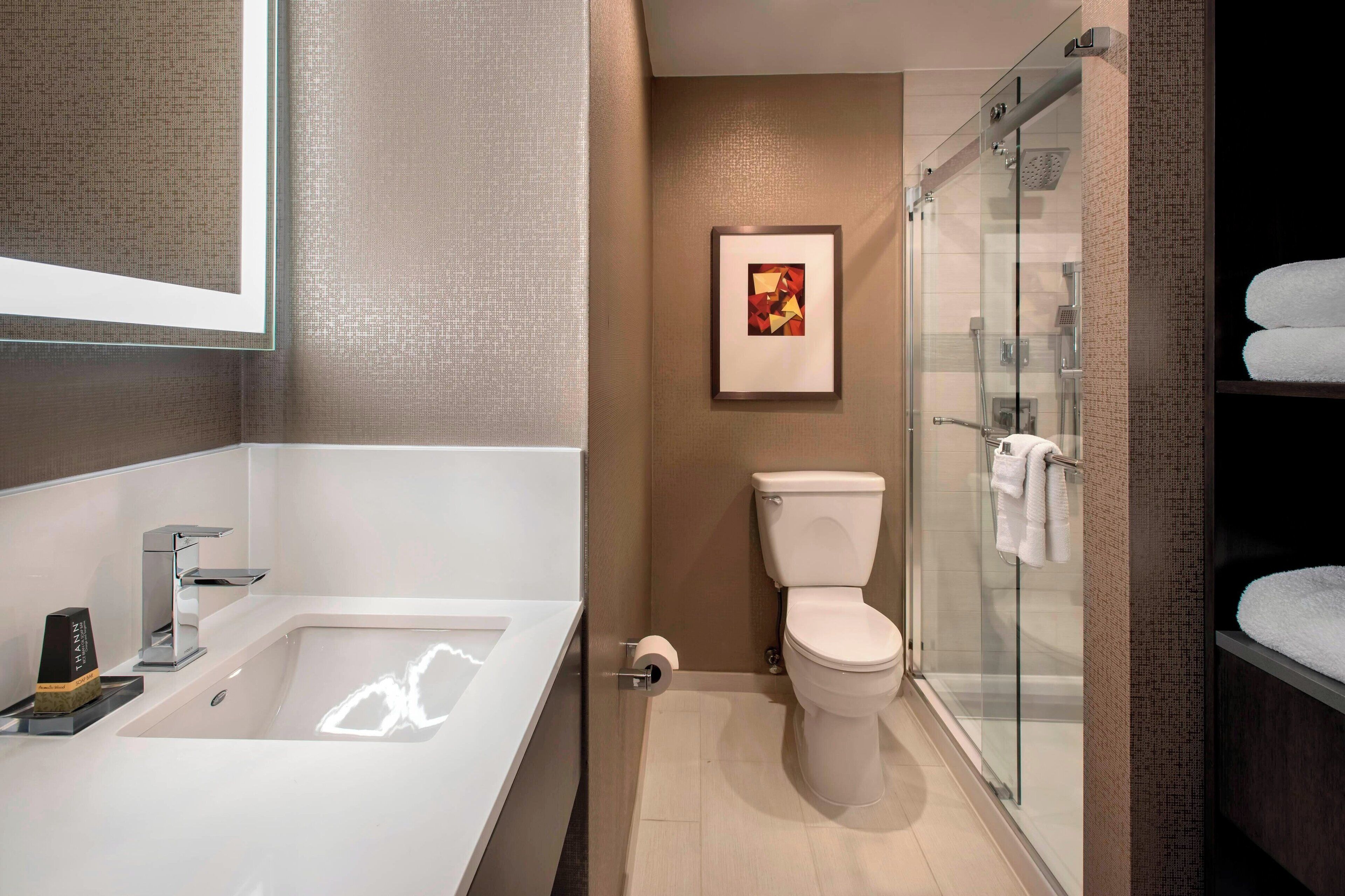 Articles de toilette écologiques, sèche-cheveux, serviettes fournies