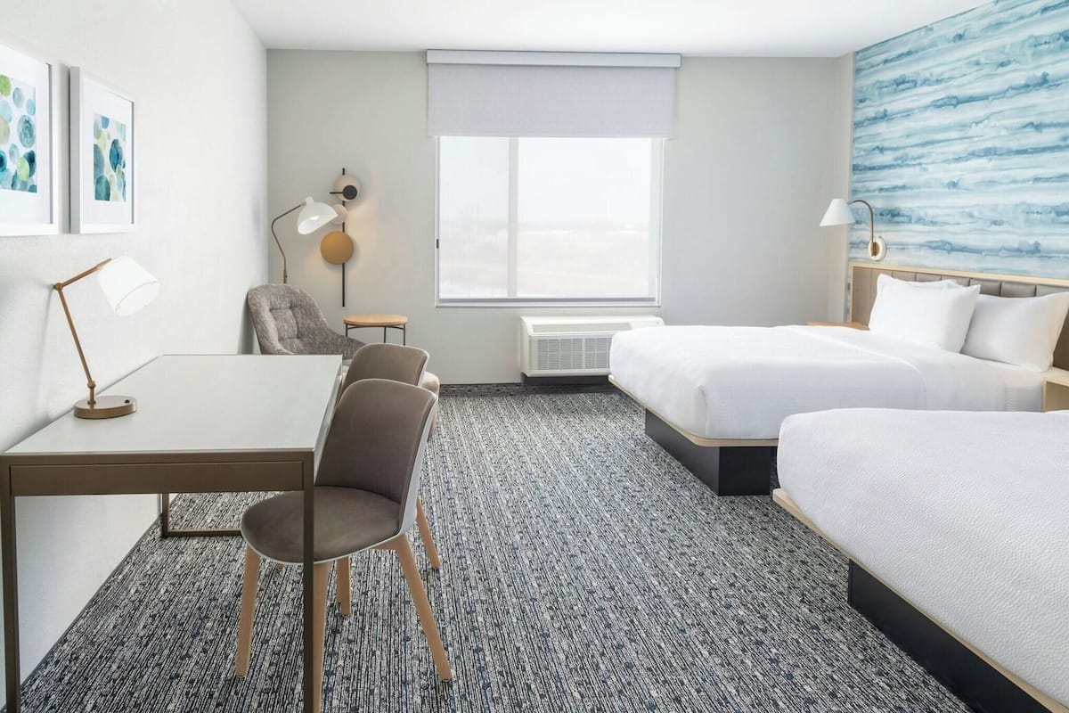 Cortinas blackout, tabla de planchar con plancha y acceso a internet