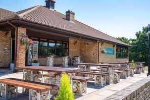 Outdoor dining - Dragonfly Hotel Peterborough (Peterborough)