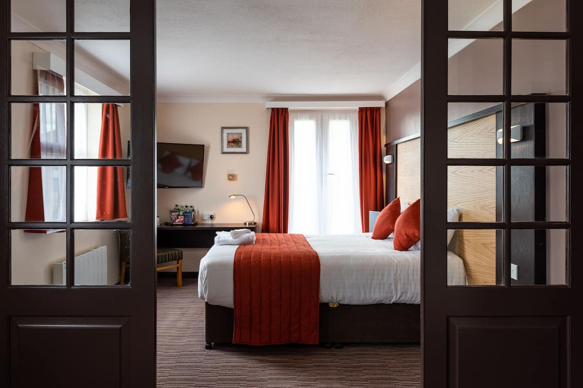 Executive Double Room | Desk, WiFi (free), bed sheets