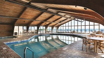 Una piscina techada, una piscina al aire libre de temporada