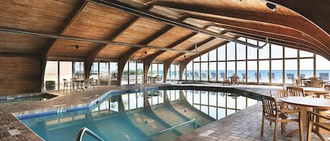 Alberca techada, alberca al aire libre por temporada y camastros