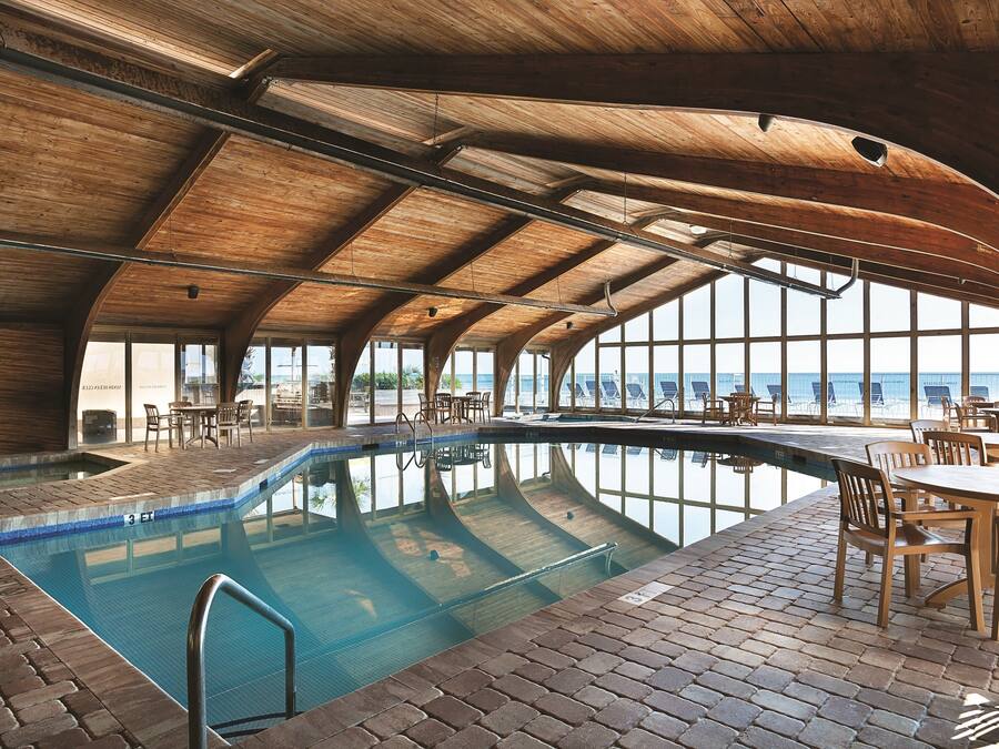 Innendørsbasseng, sesongbasert utendørsbasseng og solsenger