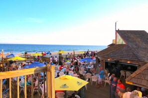 Bar en bord de piscine