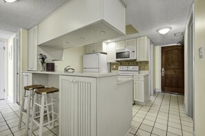 Suite, 2 Bedrooms | Private kitchen | Microwave, coffee/tea maker