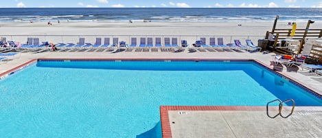 Piscine intérieure, piscine extérieure en saison, chaises longues