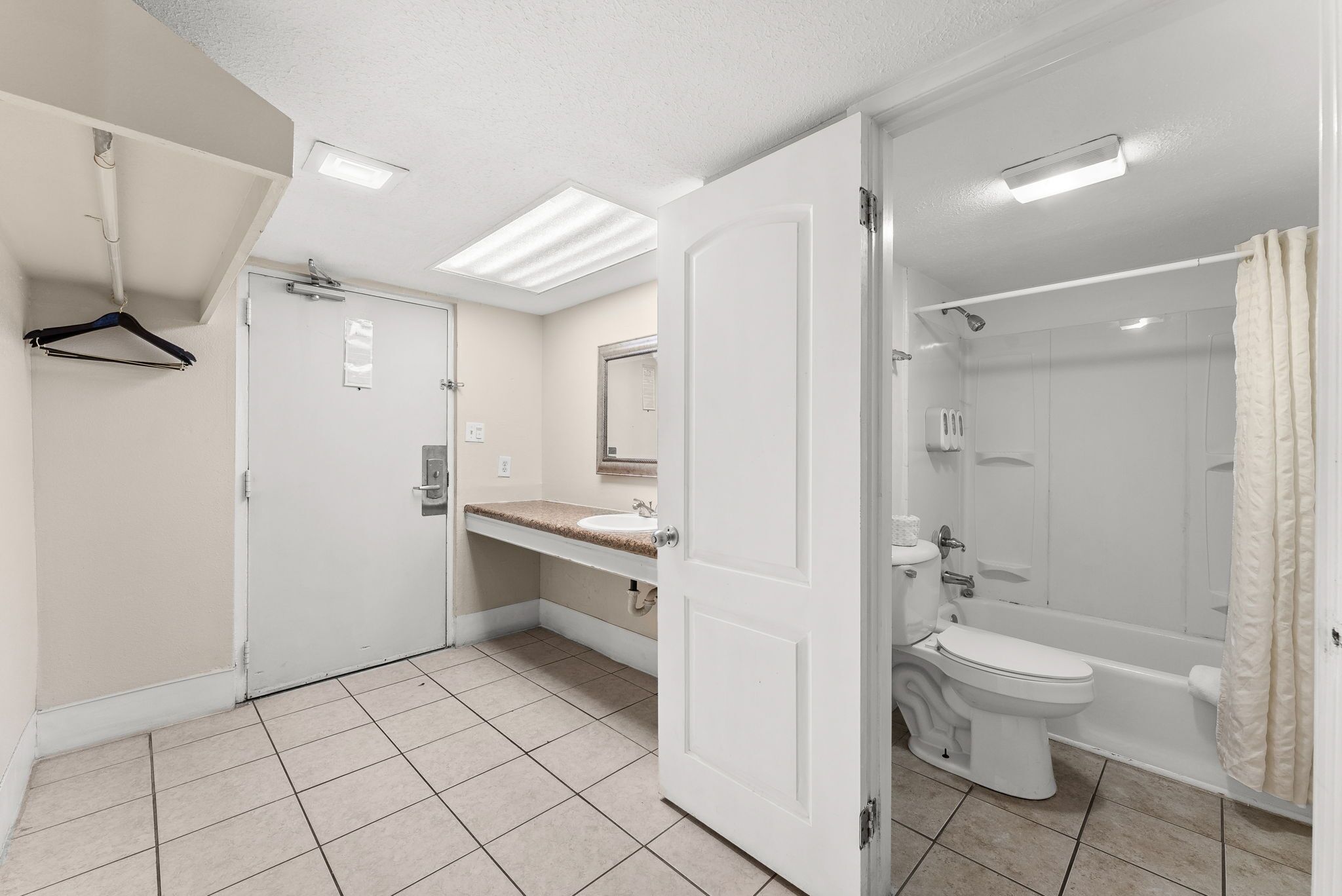Ein Badezimmer mit Toilette, Waschbecken und Dusche.