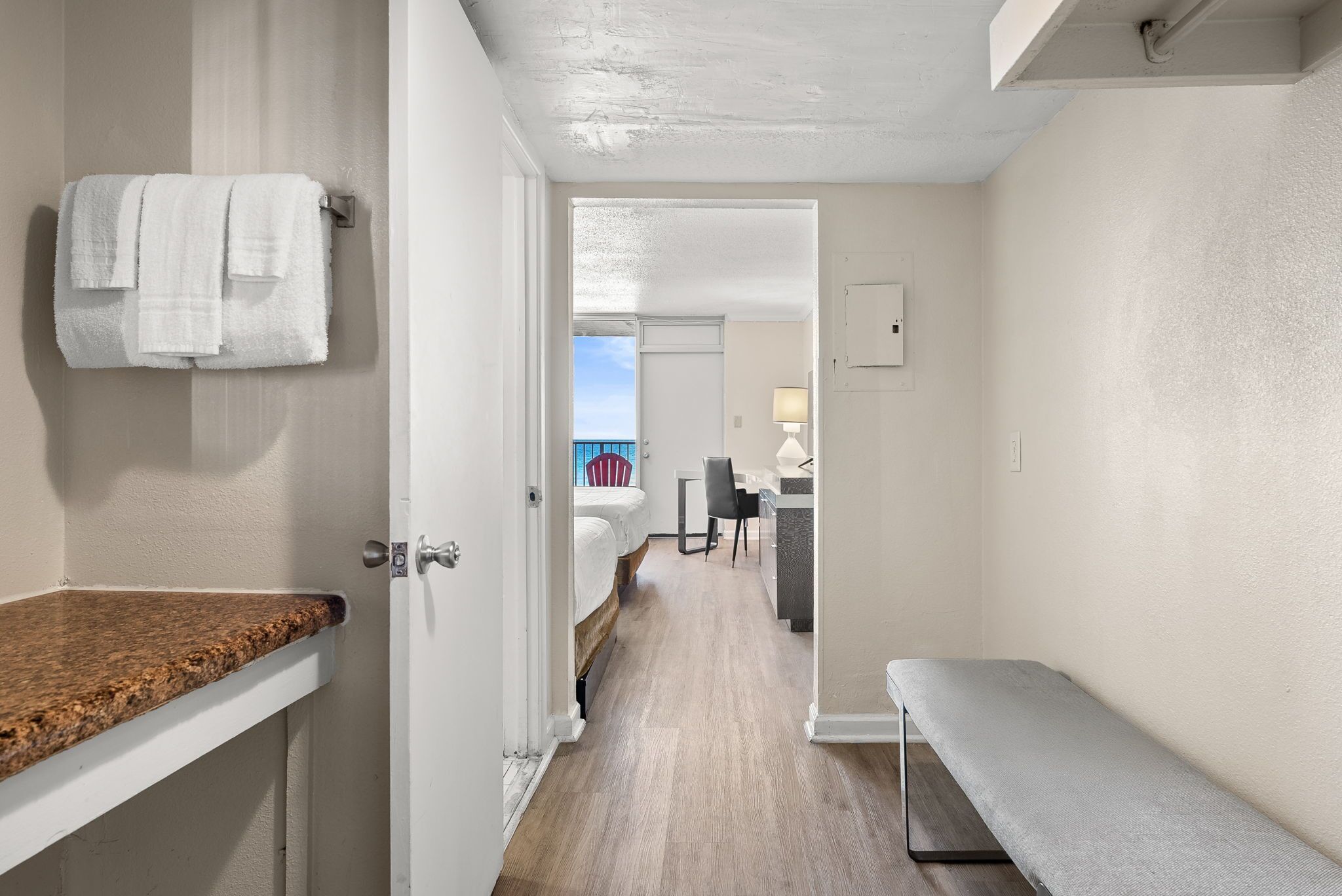 Combined shower/tub, free toiletries, towels