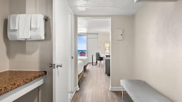 Combined shower/tub, free toiletries, towels