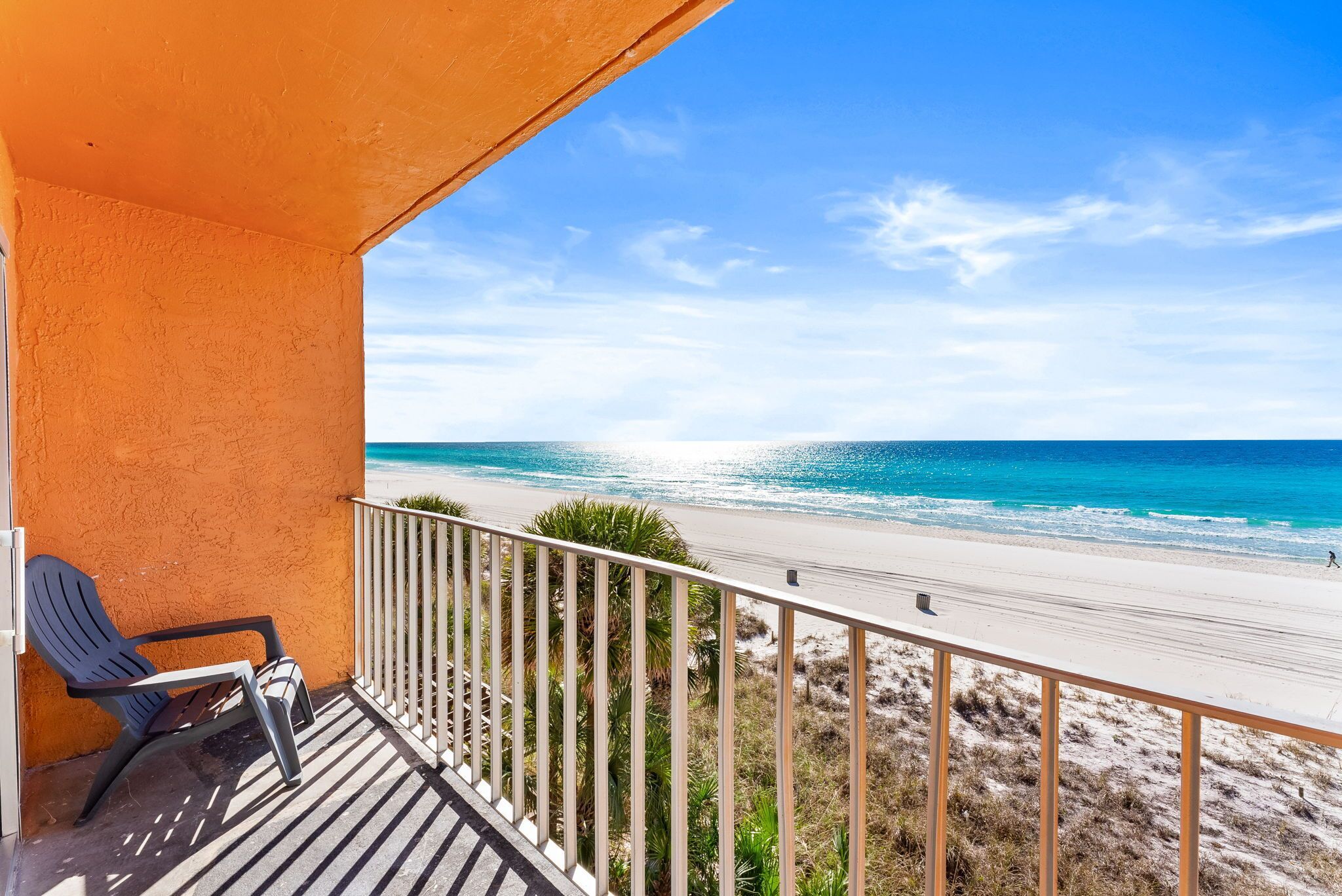 Ein Balkon mit Blick auf Strand und Meer.