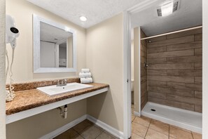 King Suite | Bathroom | Combined shower/tub, free toiletries, towels - Seahaven Beach Hotel (Panama City Beach)