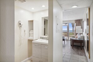 Suite, vistas al mar | Baño | Ducha y bañera combinadas y artículos de higiene personal gratuitos