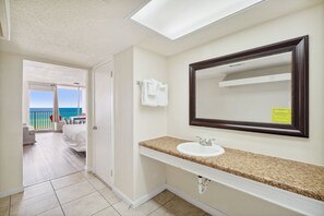 Standard Room, 1 King Bed, Beach View | Bathroom