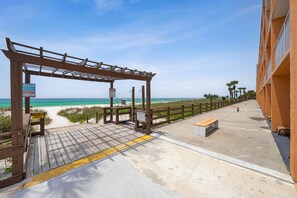 Plage, sable blanc, chaises longues, beach-volley