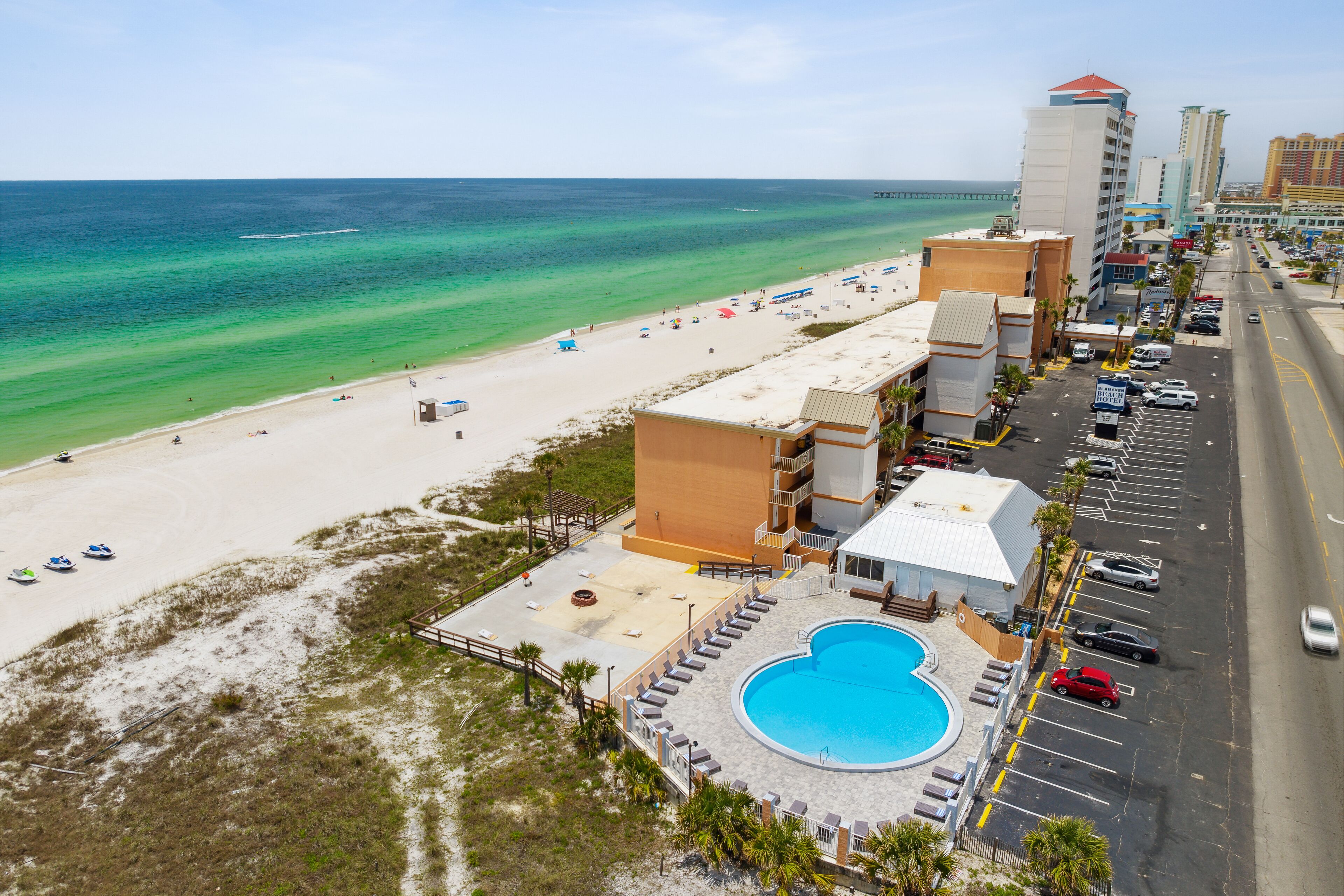 Un hotel con piscina, accesso diretto alla spiaggia e parcheggio.