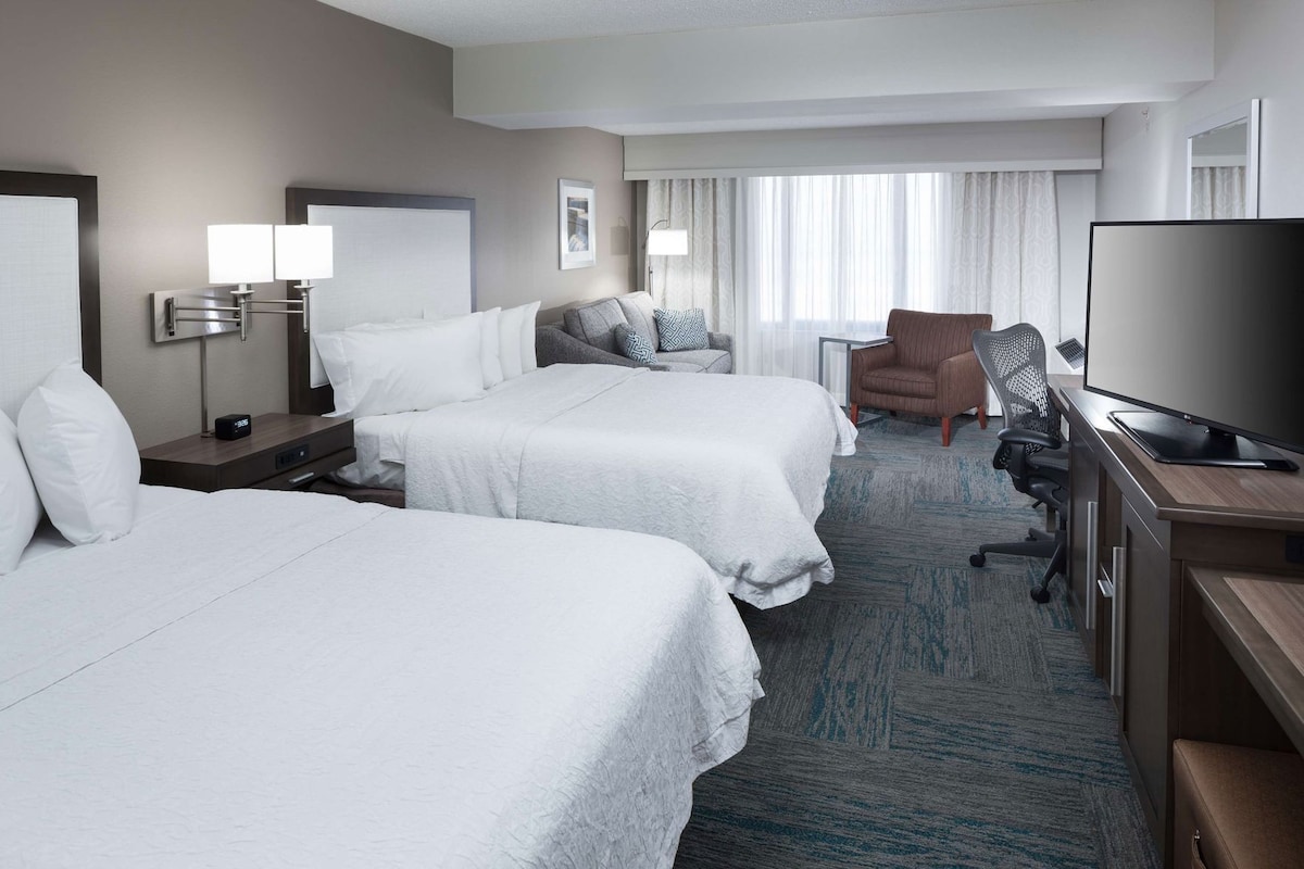 Hypo-allergenic bedding, in-room safe, desk, laptop workspace