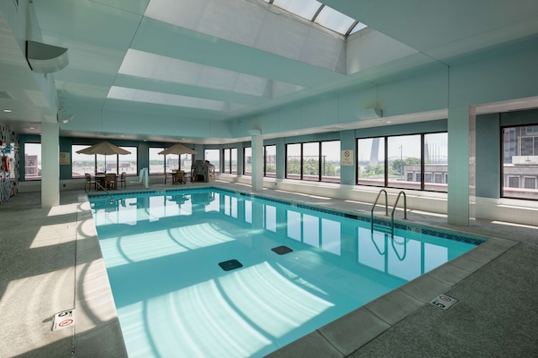 Piscina coperta, con ingresso dalle 06:00 alle 22:00, lettini