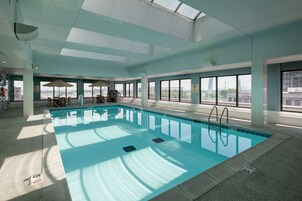 Una piscina techada, sillones reclinables de piscina