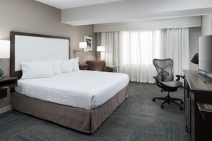 ملاءات للفراش لا تسبب الحساسية وخزنة داخل الغرفة ومكتب