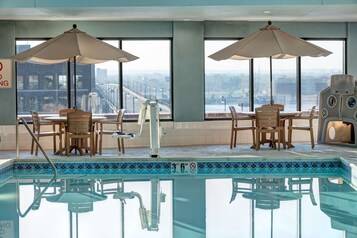 Piscine couverte, accès possible de 06 h 00 à 22 h 00, chaises longues 