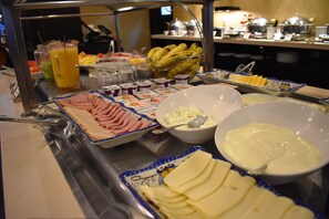 Daily buffet breakfast (USD 15.40 per person)