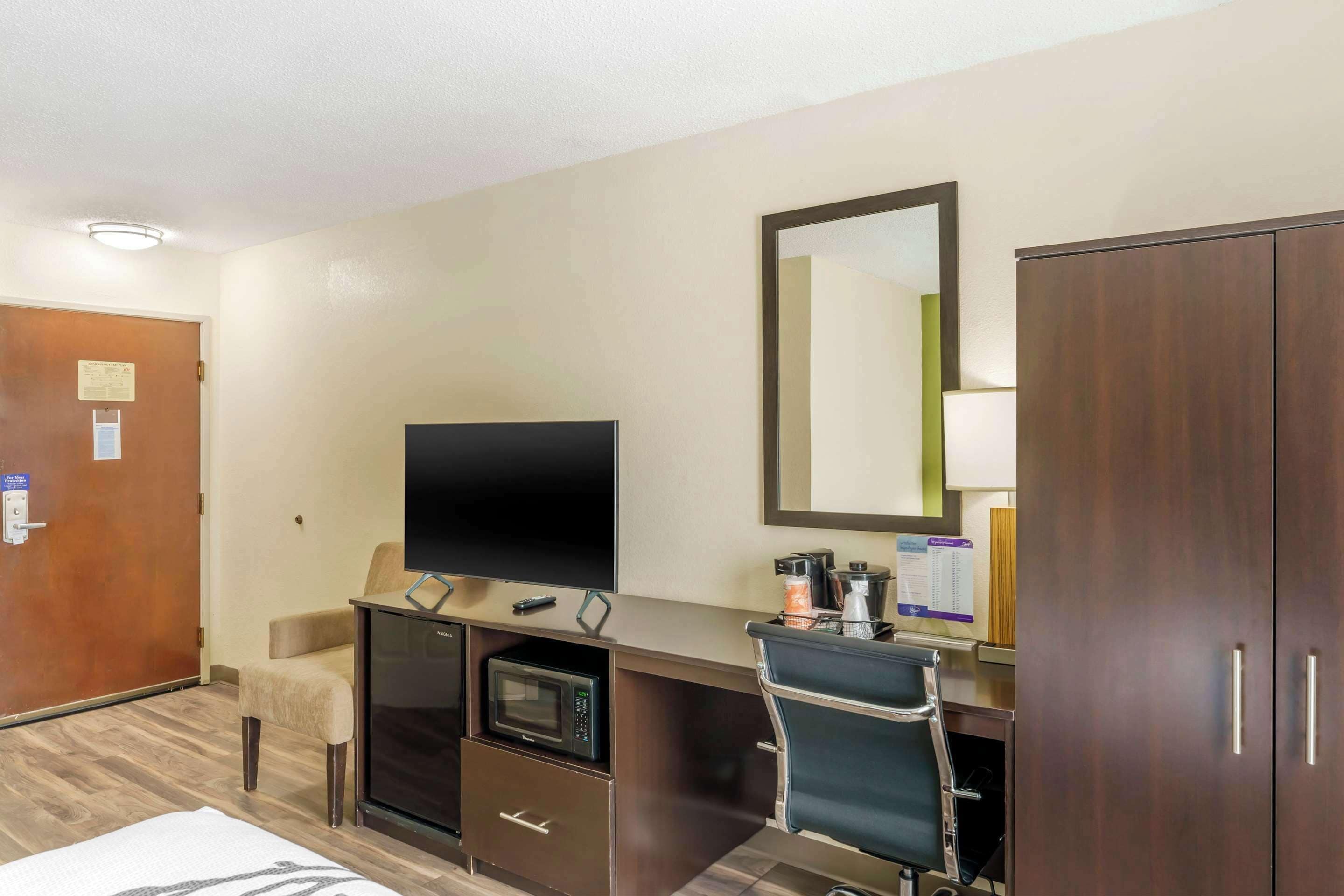 standard room, 1 queen bed, non smoking | desk, laptop workspace, blackout curtains, soundproofing