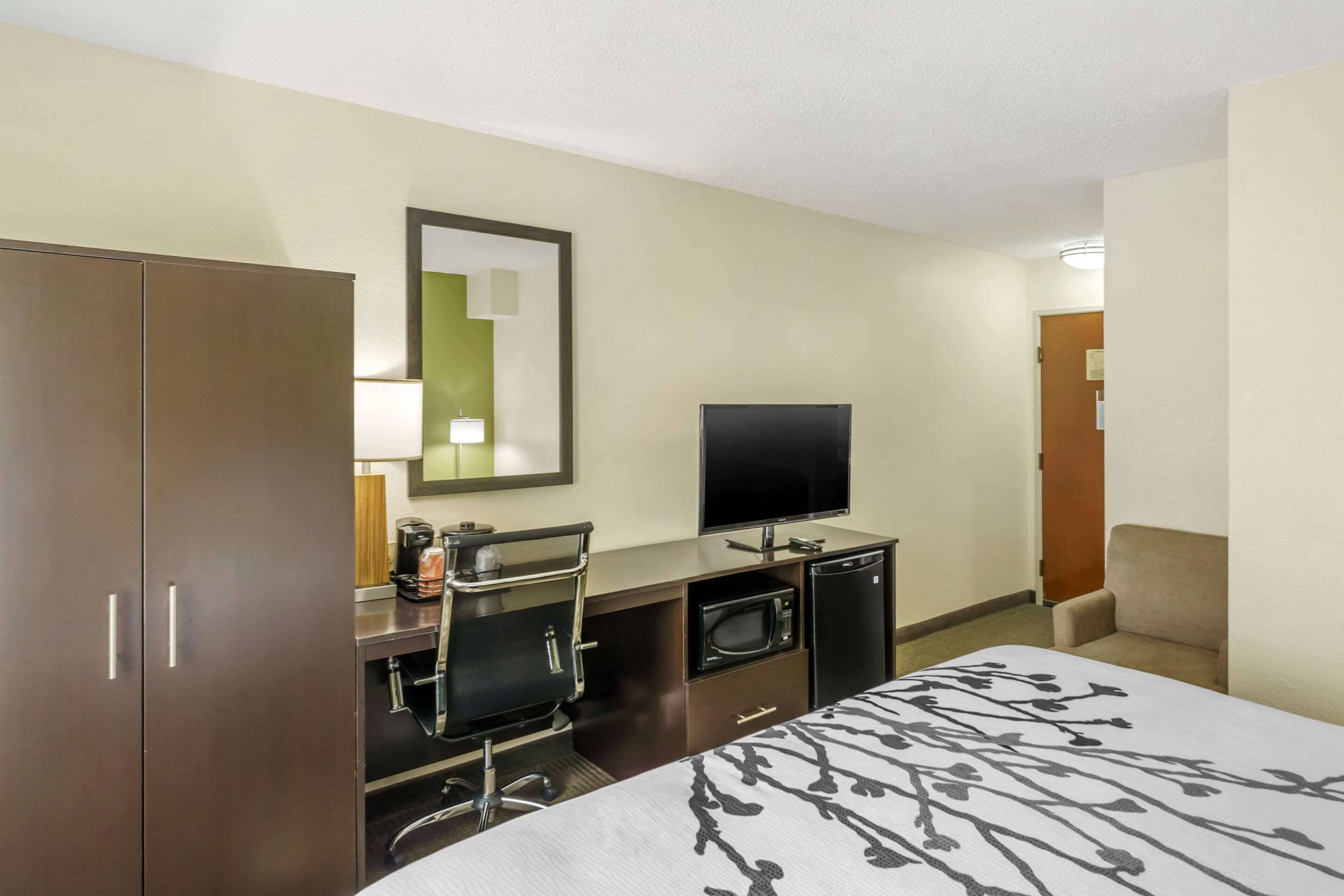 room, 1 king bed, non smoking | desk, laptop workspace, blackout curtains, soundproofing