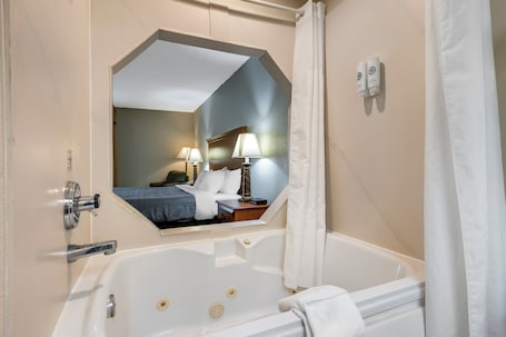 Chambre, 1 très grand lit, non-fumeurs, baignoire à jets | Salle de bain | Ensemble douche/baignoire, articles de toilette gratuits, sèche-cheveux. Quality Inn & Suites Near Amish Country