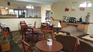 Free buffet breakfast  - Quality Inn & Suites Near Amish Country (Rushville)