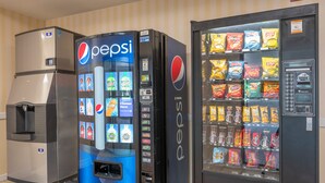 Una máquina expendedora con la marca Pepsi y una variedad de aperitivos.