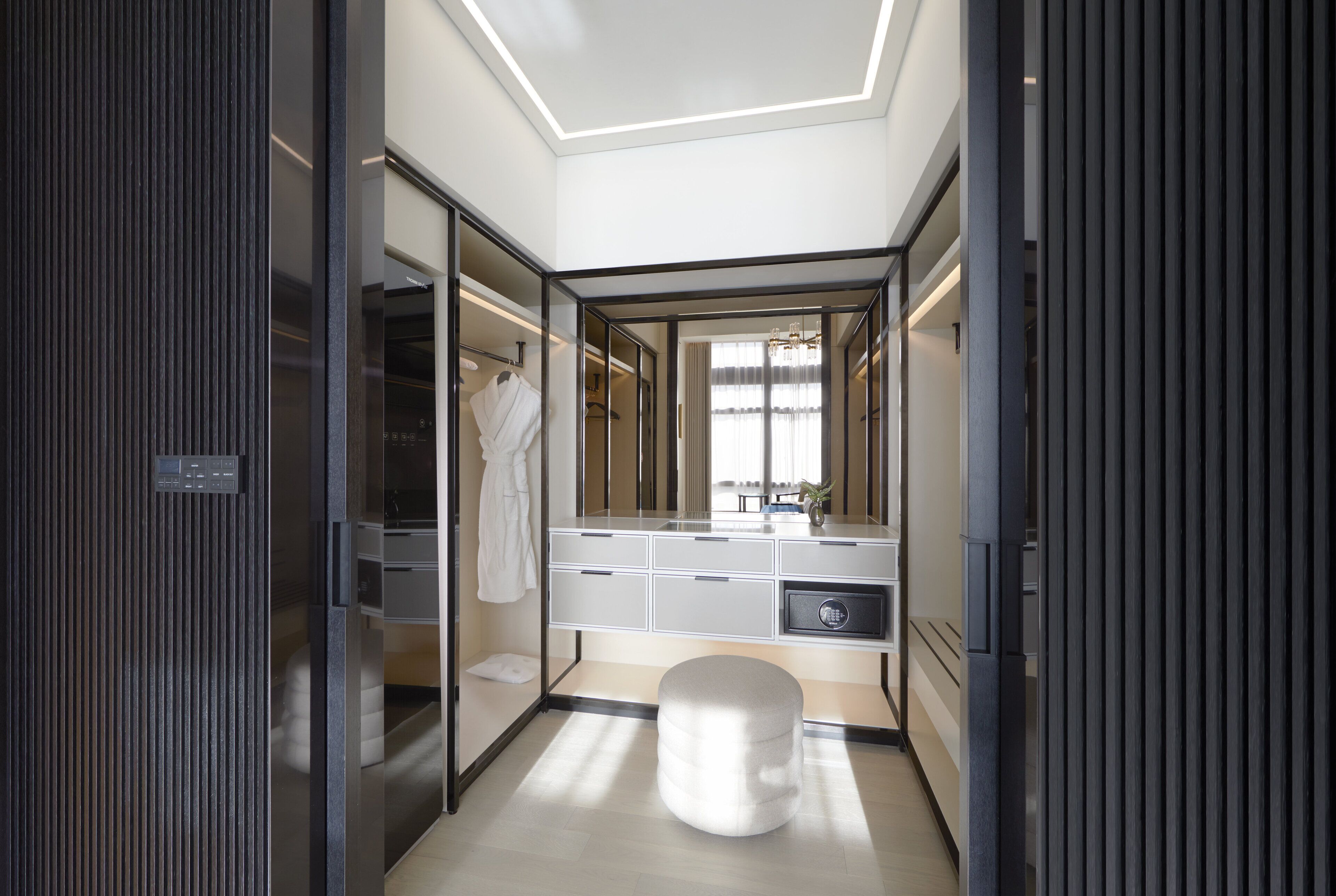 suite, 1 king bed (ambassador) | room amenity