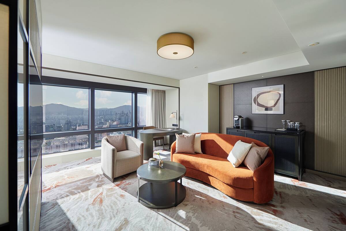 Suite (Prestige) | Dundyner, minibar, safe på rommet og skrivebord
