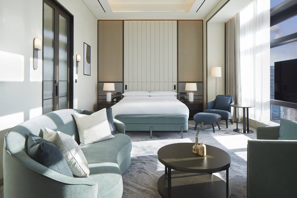 Suite – grand | Dundyner, minibar, safe på rommet og skrivebord