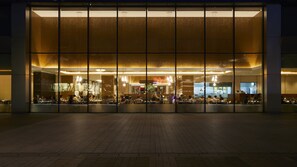 3 restaurants, breakfast, lunch, dinner served; Japanese cuisine