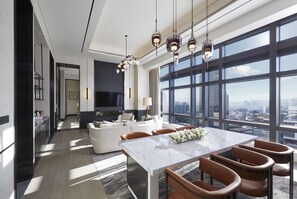 Cubrecamas, minibar y caja de seguridad en la habitación