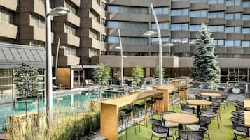 Piscina externa, funciona das 17h às 21h, salva-vidas no local