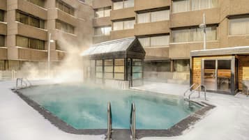 Piscina all'aperto, servizio di salvamento in loco