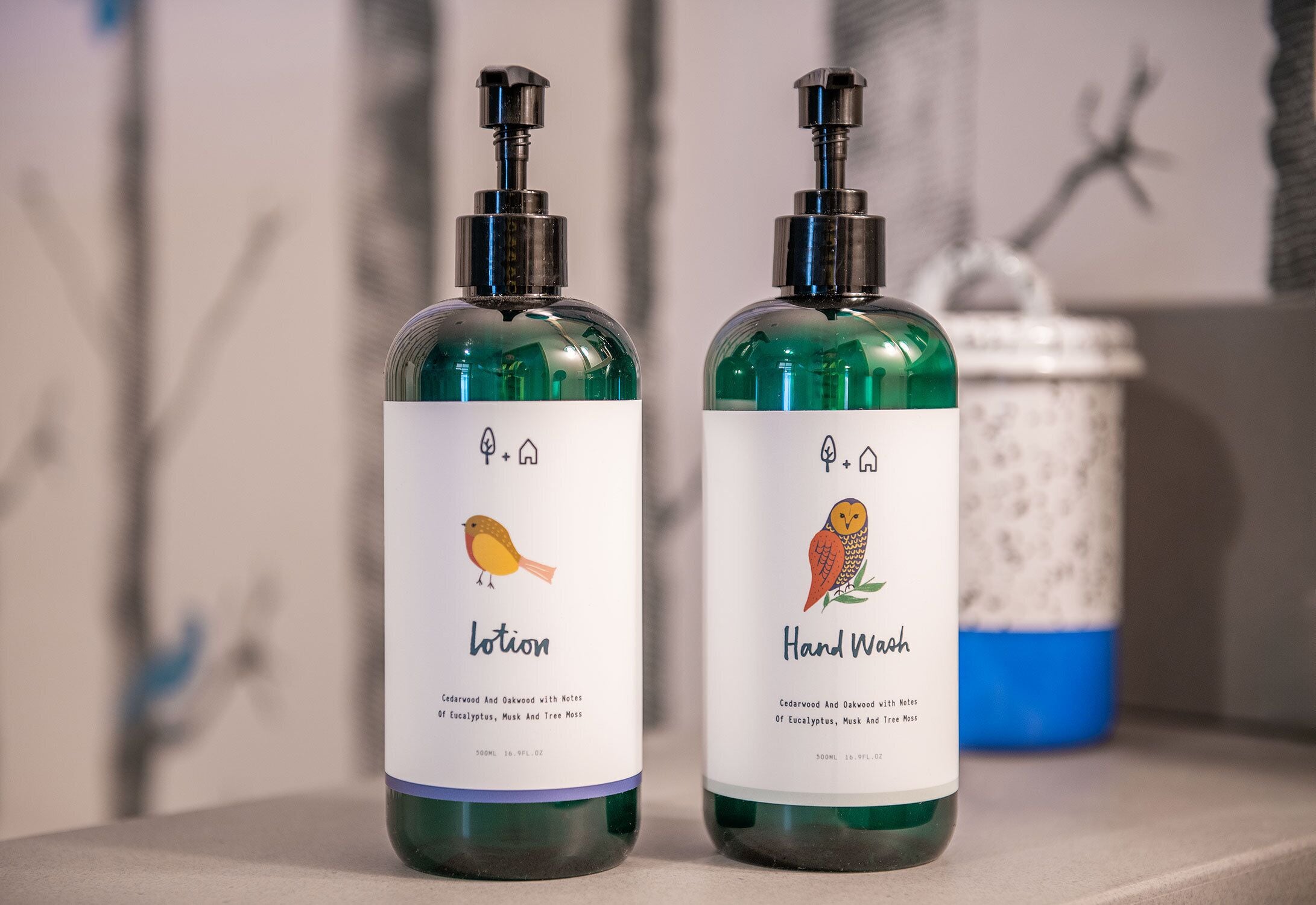 名牌洗护用品、吹风机、浴袍、毛巾