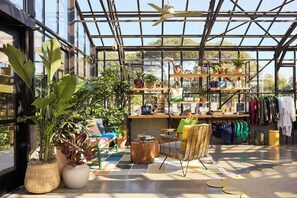 Kios check-in/check-out