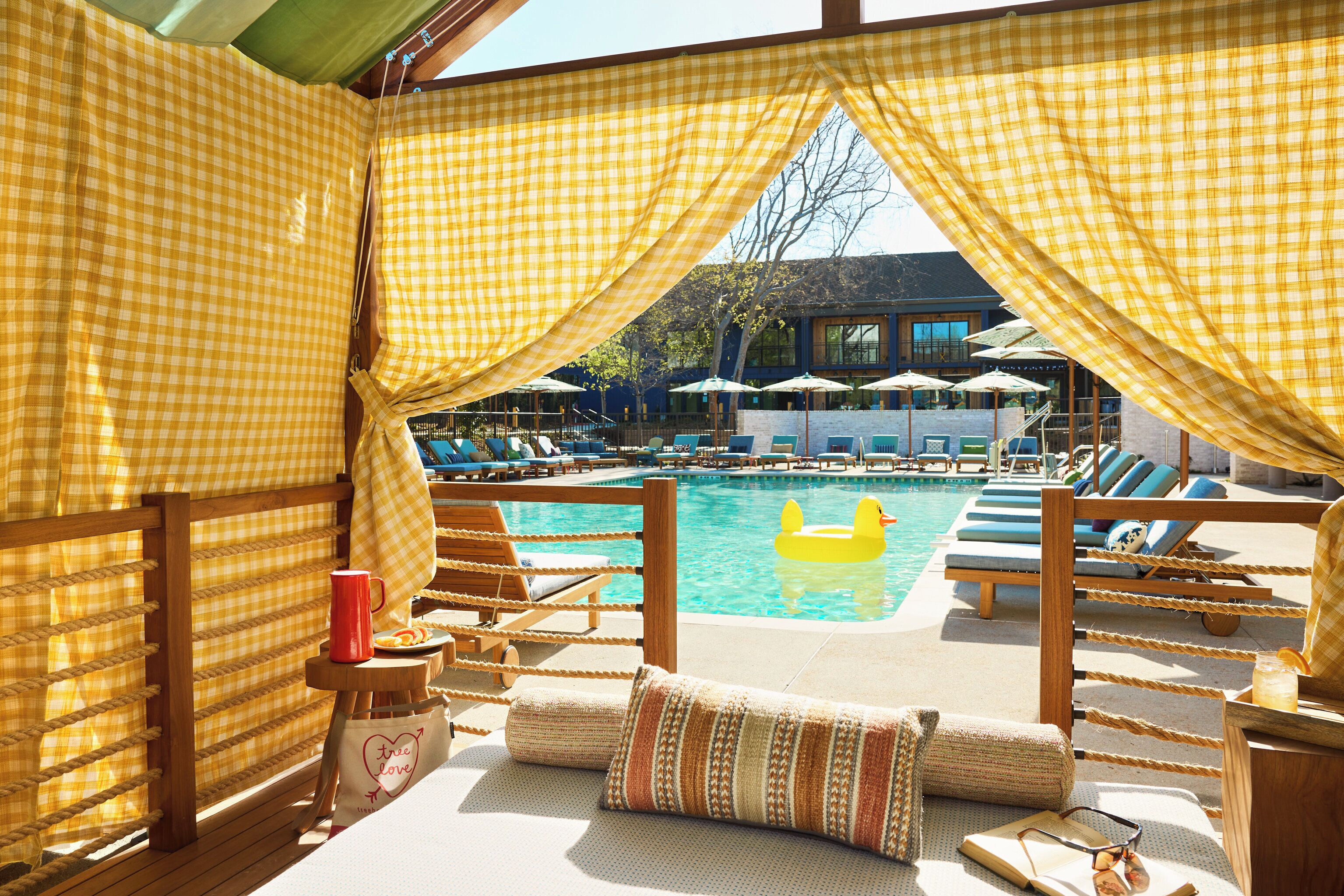 Una piscina al aire libre, cabañas de piscina (de pago), sombrillas