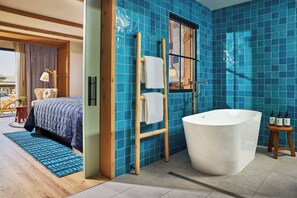 名牌洗护用品、吹风机、浴袍、毛巾