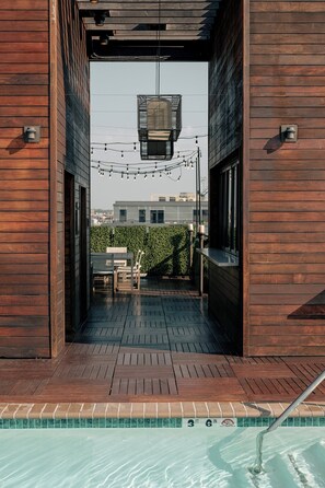 Alberca al aire libre por temporada y camastros 