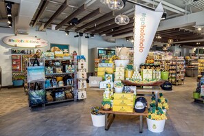 Gift shop - Hilton Garden Inn Waikiki Beach (Honolulu)