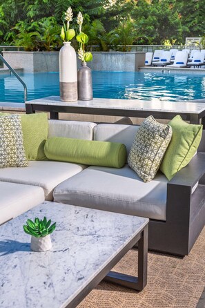 Outdoor pool, sun loungers - Hilton Garden Inn Waikiki Beach (Honolulu)