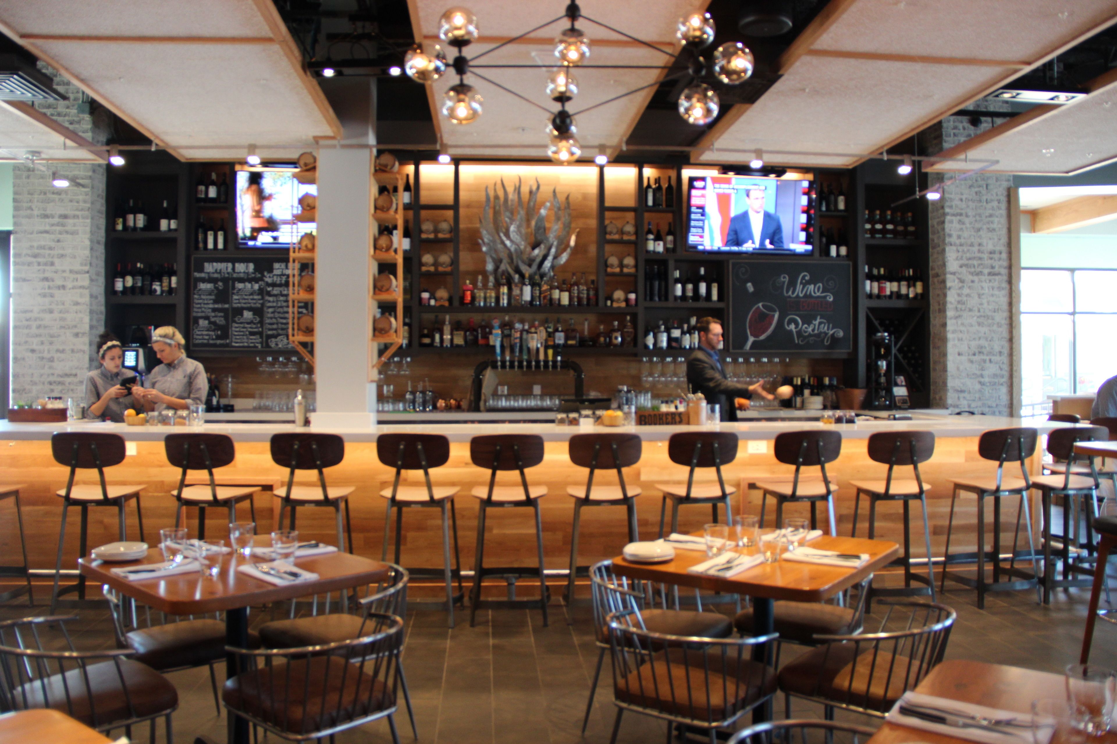 Bar en la azotea, con vista a la alberca, abre todos los días 