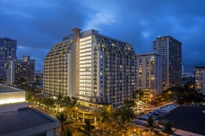 Bagian depan properti - sore/malam